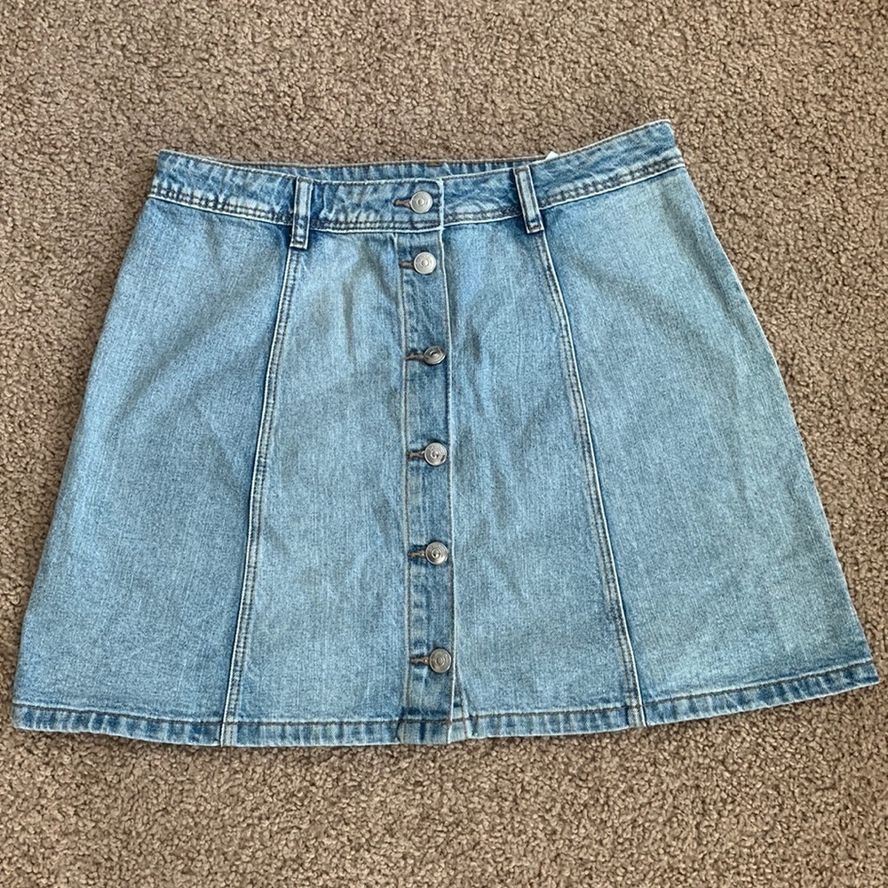 H&M divided Jean skirt, new with tags, Size 10, super cute button up.